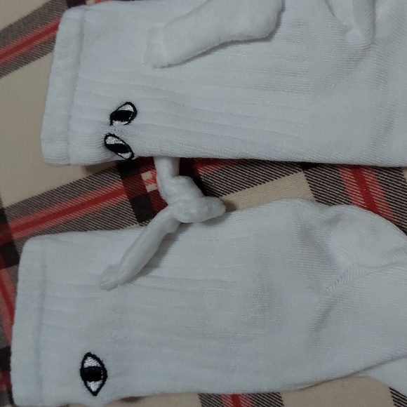 NIP Set of 2 Magnetic Hands Socks. - Picture 3 of 4